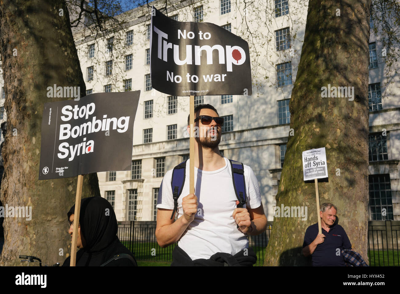 Downing Street, London, UK. 7 avril 2017. Coalition contre la guerre manifestations contre un paranoïaque et fascistes islamophobes - Donald Trump attaque contre la Syrie pas de faits, pas d'enquête. Aucune approbation du Congrès ou de l'ONU en face de Downing Street qui manifestaient contre les bombardements en Syrie par les États-Unis. Par Voir Li Crédit : Voir Li/Alamy Live News Banque D'Images