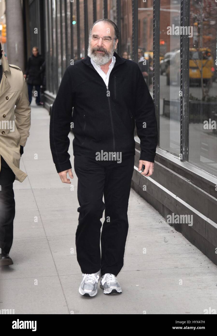 New York, NY, USA. 7 avr, 2017. Mandy Patinkin dehors et environ pour la célébrité Candids - FRI, New York, NY Avril 7, 2017. Credit : Derek Storm/Everett Collection/Alamy Live News Banque D'Images