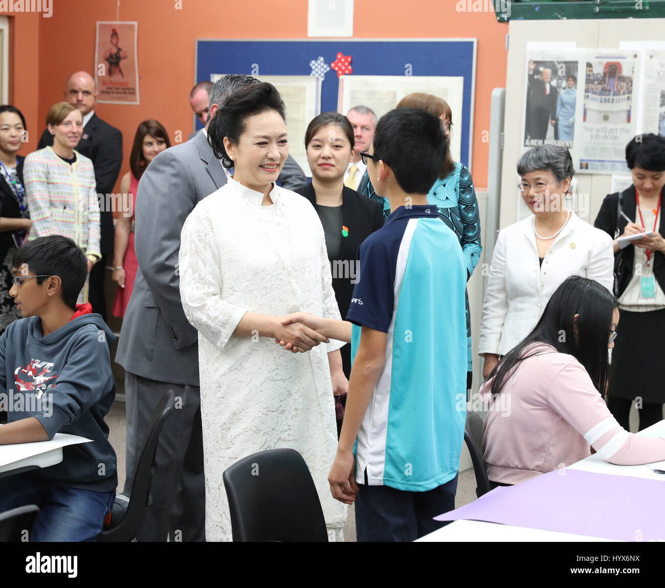 Palm Beach, USA. 7 avr, 2017. Peng Liyuan, l'épouse du président chinois Xi Jinping, parle avec un étudiant d'origine chinoise dans une classe à propos de la politique et l'économie lors de sa visite à l'école intermédiaire de la BAK Arts à West Palm Beach, Floride, États-Unis, le 7 avril 2017. Peng Liyuan, accompagné de Première dame des États-Unis Melania Trump (pas sur la photo), a visité l'école d'art le vendredi. Credit : Wang Ye/Xinhua/Alamy Live News Banque D'Images