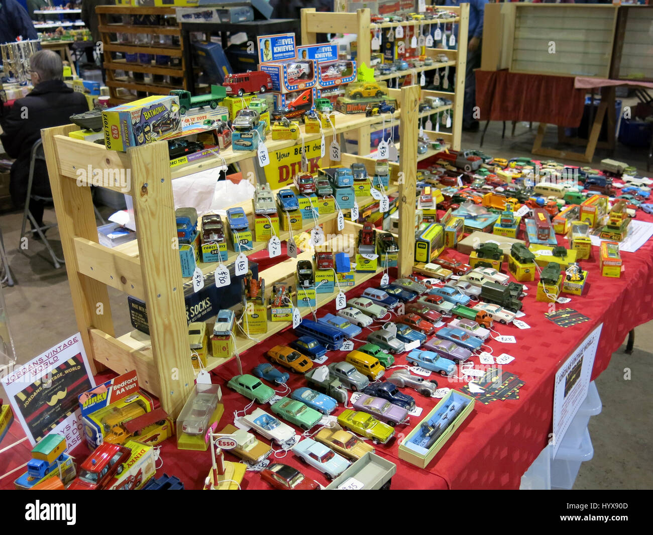 Une sélection de rare et de collection Corgi et Dinky Toy cars et camions à vendre à une foire de jouets vintage Bath & West Showground, Somerset, Angleterre Banque D'Images