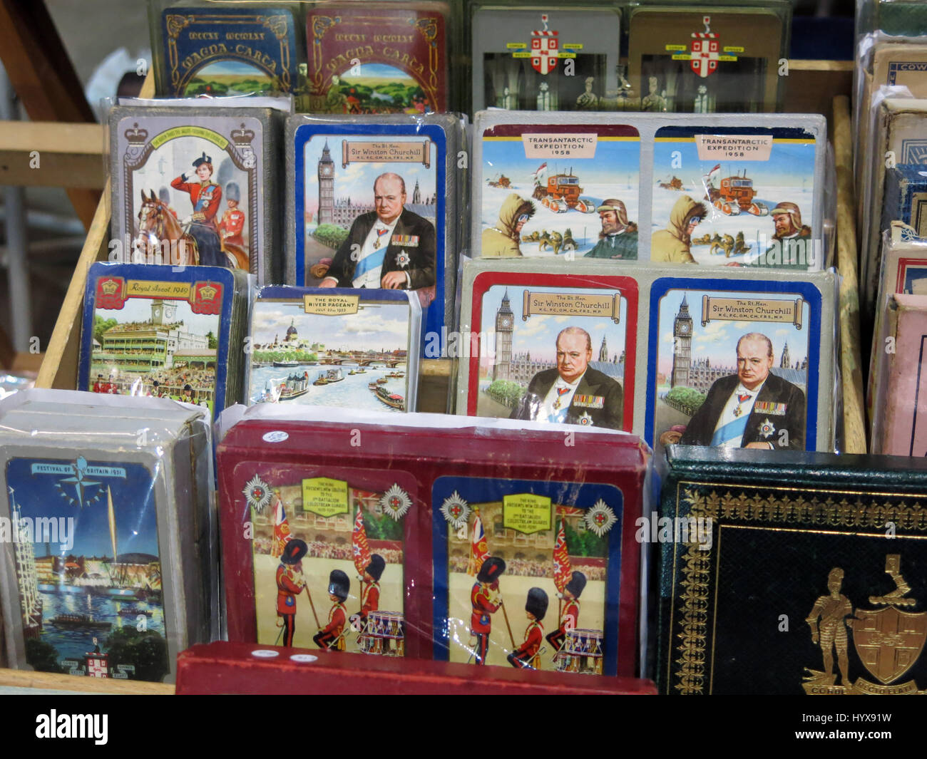 Une sélection d'espèces rares et des jeux de cartes à collectionner à vendre  à une foire de jouets vintage Bath & West Showground, Somerset, Angleterre  Photo Stock - Alamy