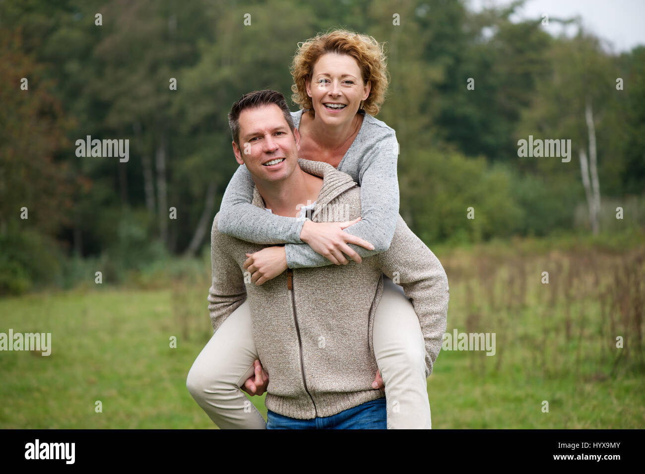 Portrait d'un couple gai à profiter de la vie en plein air Banque D'Images