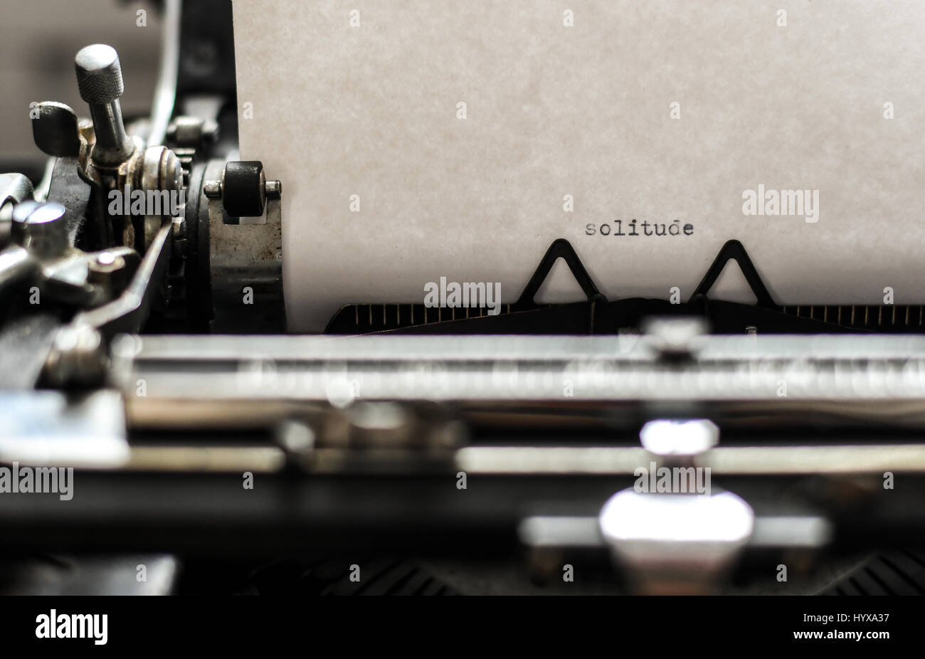 Le mot 'solitude' dactylographiées sur du papier dans une machine à écrire vintage Banque D'Images
