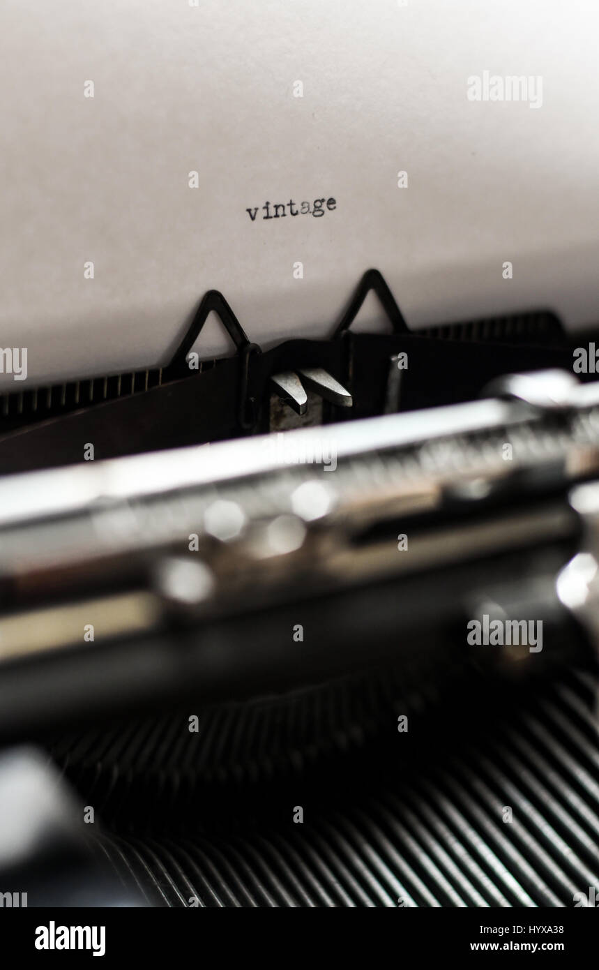 Le mot 'vintage' dactylographiées sur du papier dans une machine à écrire vintage Banque D'Images