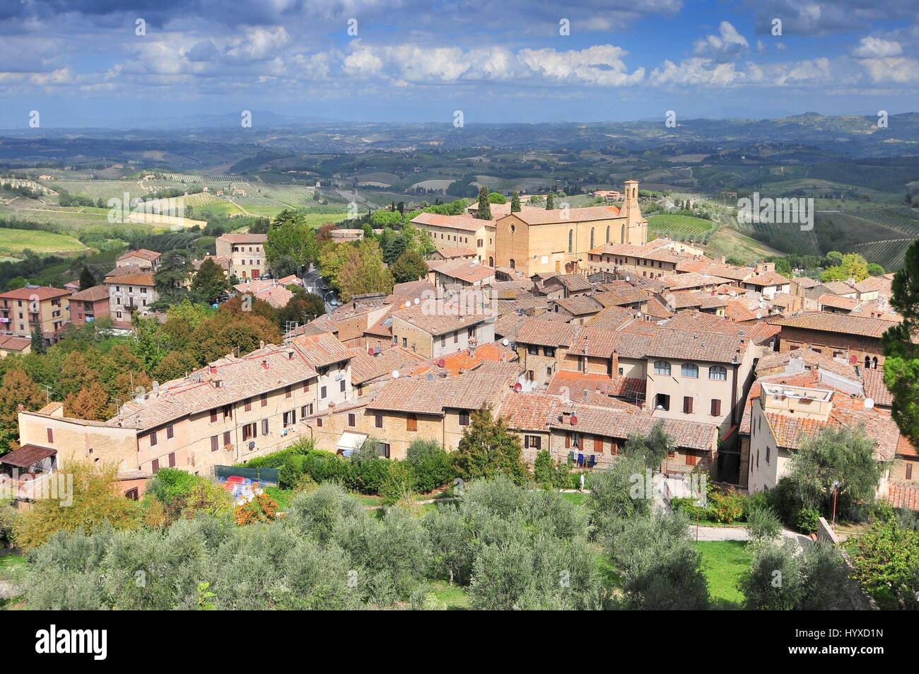 San Gimignano église de Sant Agostino de murs de ville Val di Chiana Toscane Italie Europe Banque D'Images