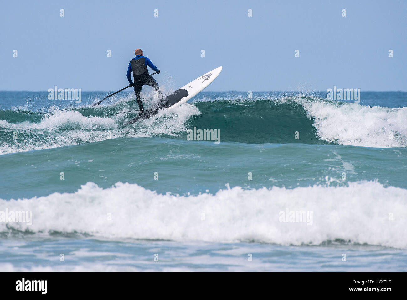 Paddle boarder ; Paddle ; Royaume-Uni ; vague ; planche de surf ; mer ; sports nautiques ; pulvérisation ; activité physique ; compétence ; équilibre ; Hobby ; activité de loisirs ; mode de vie ; Banque D'Images