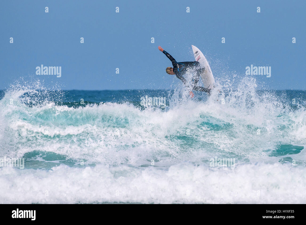 UK Surf surfer l'activité physique compétences nautiques action spectaculaire de l'activité de loisirs Loisirs Style Gnarly Hobby Banque D'Images