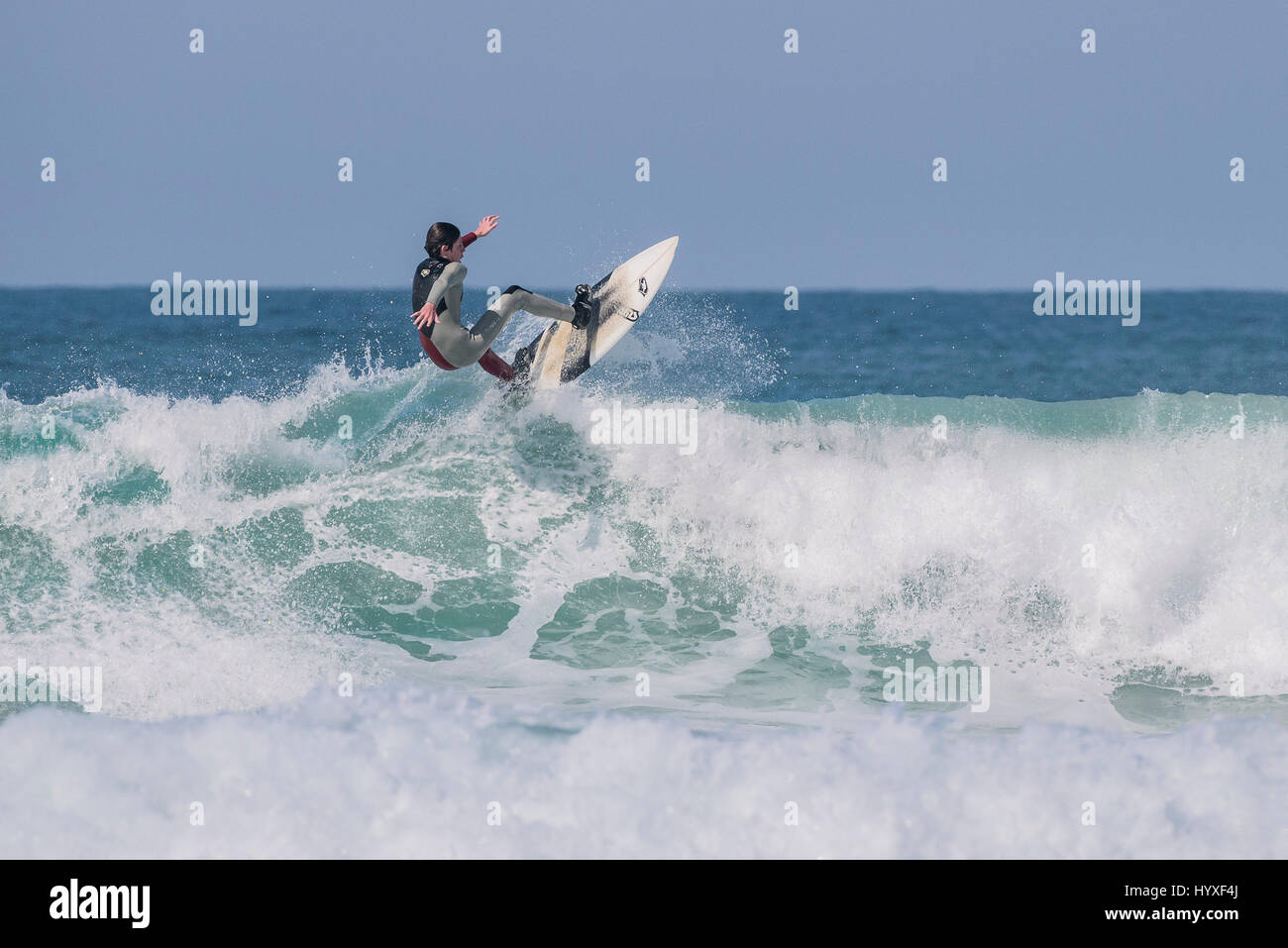 Surfer ; surf ; vague ; planche de surf ; mer ; sports nautiques ; pulvérisation ; activité physique ; compétence ; action spectaculaire ; activité de loisirs ; vie ; loisirs ; Exhi Banque D'Images