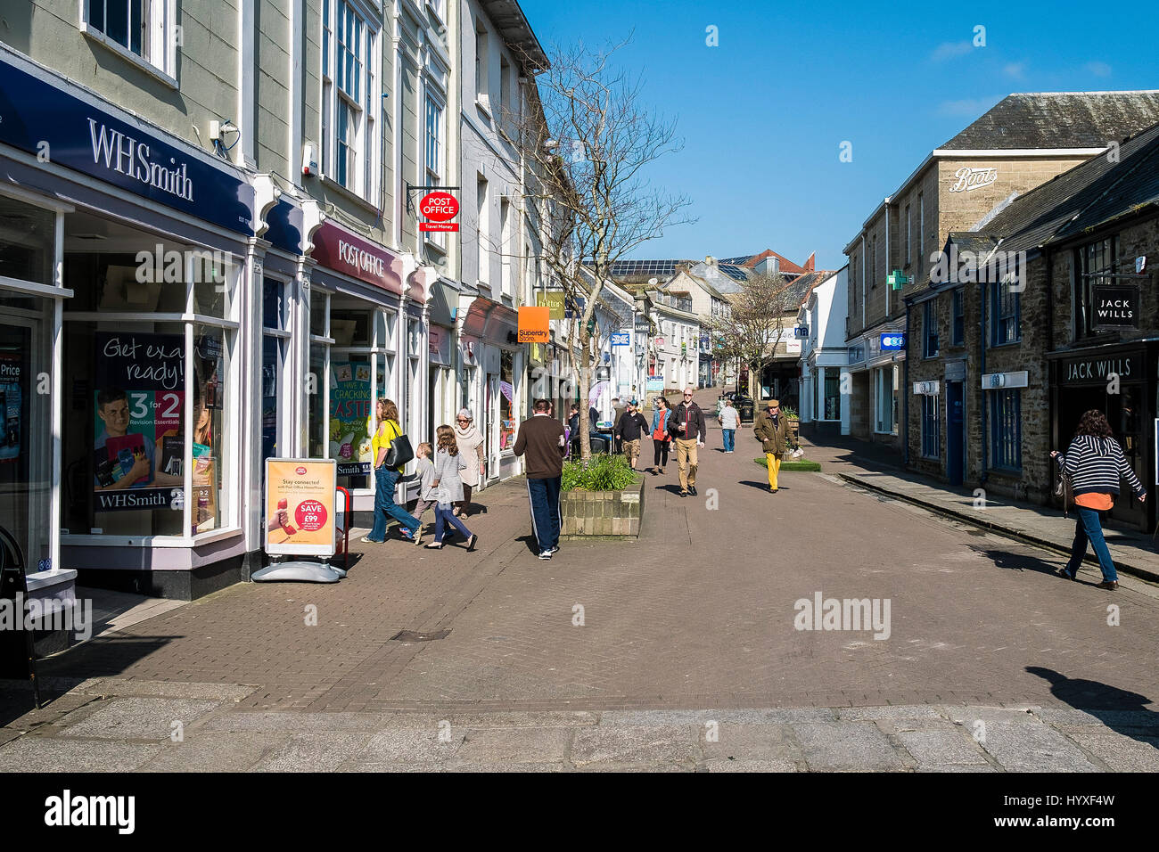 Shoppers dans une rue à Truro, Cornwall Banque D'Images
