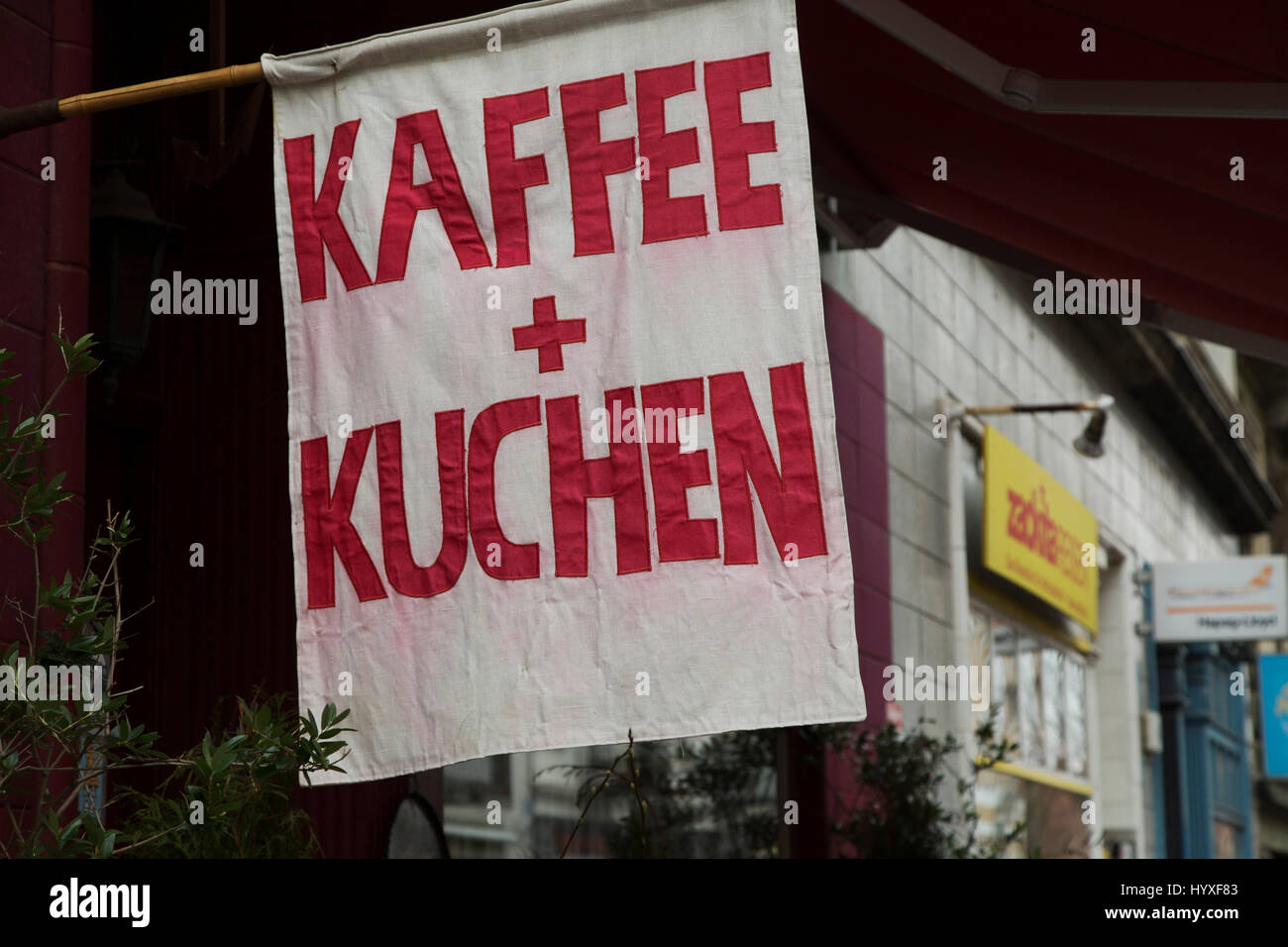 La publicité du pavillon "Kaffee und Kuchen" (café et gâteaux) à Hambourg, Allemagne. Le café est dans le Schanzenviertel. Banque D'Images