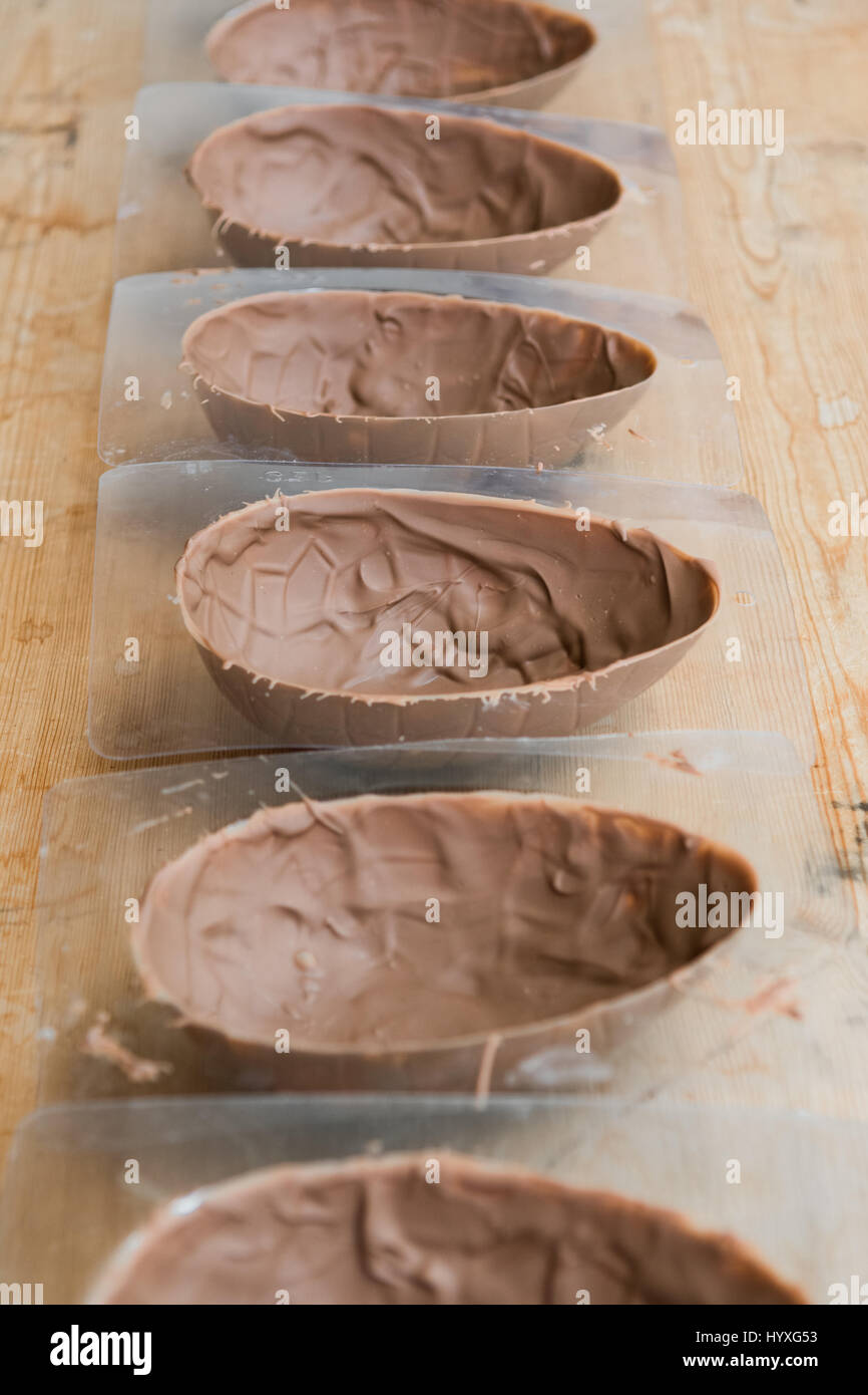 Faire des oeufs de pâques oeufs de pâques avec des moules - première couche de chocolat Banque D'Images