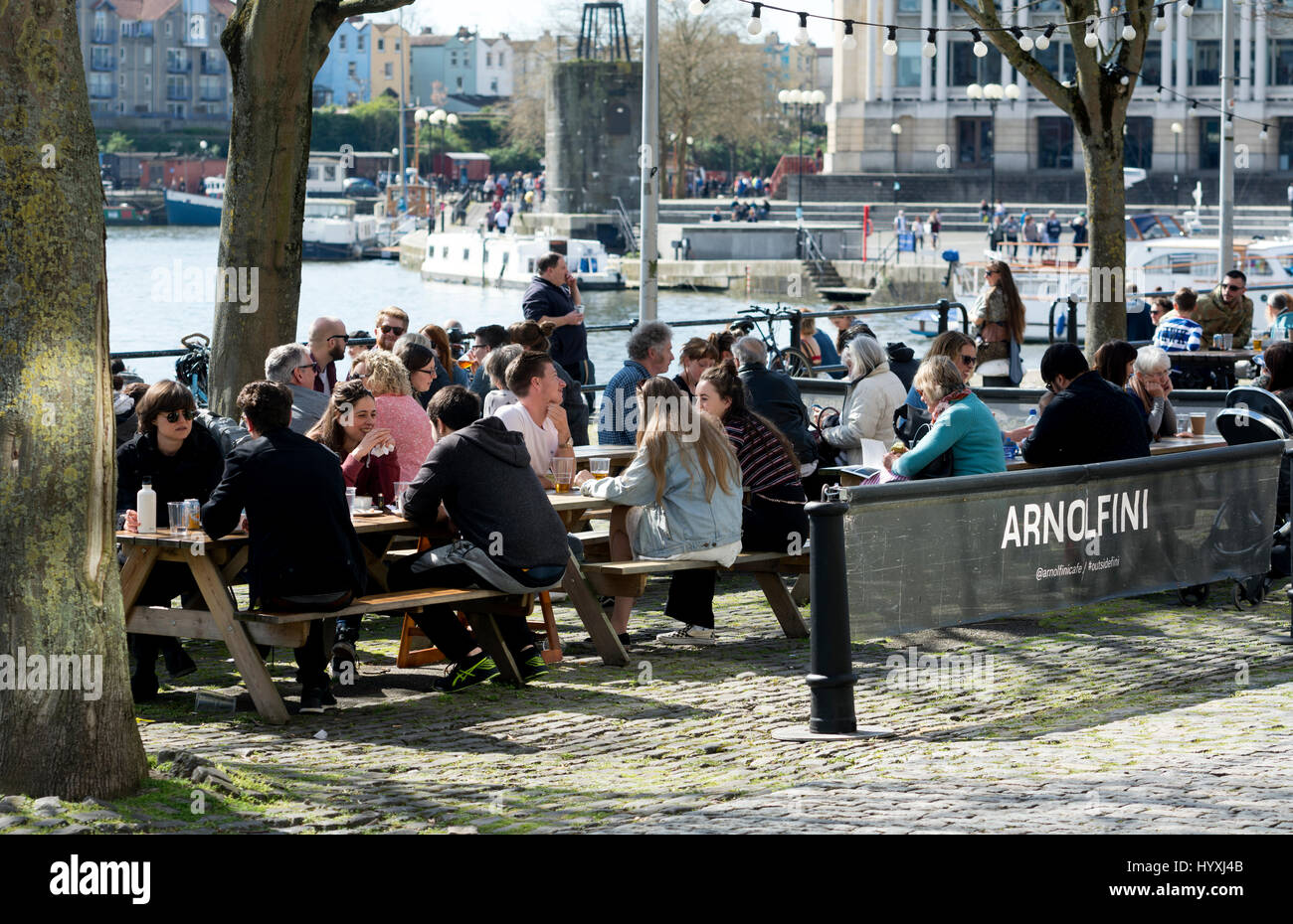 Les gens se boire et manger à des tables à l'extérieur de l'Arnolfini, Bristol, Royaume-Uni Banque D'Images