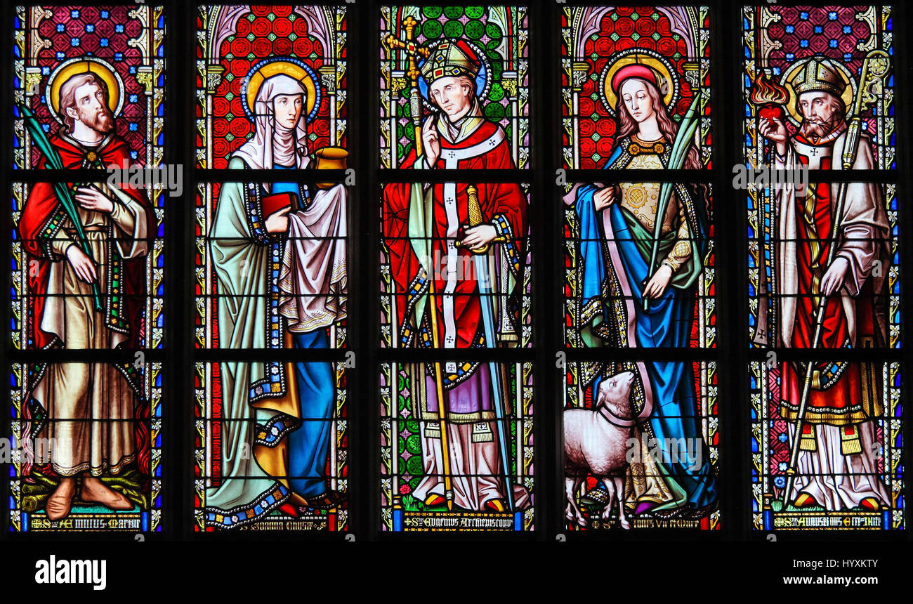 Vitraux dans l'église de Notre-Dame du Sablon à Bruxelles, Belgique, représentant Saint Emilius, Saint Joanna, Saint Eugène, une Sainte Agnès Banque D'Images