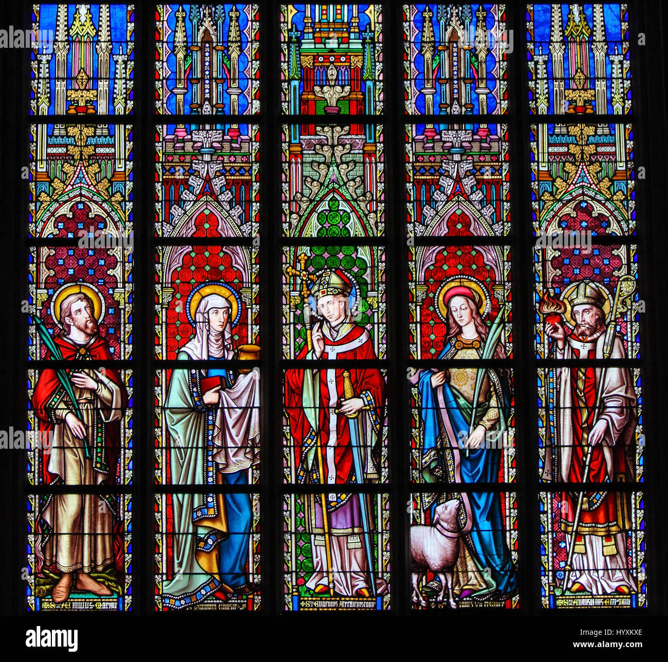 Vitraux dans l'église de Notre-Dame du Sablon à Bruxelles, Belgique, représentant Saint Emilius, Saint Joanna, Saint Eugène, une Sainte Agnès Banque D'Images