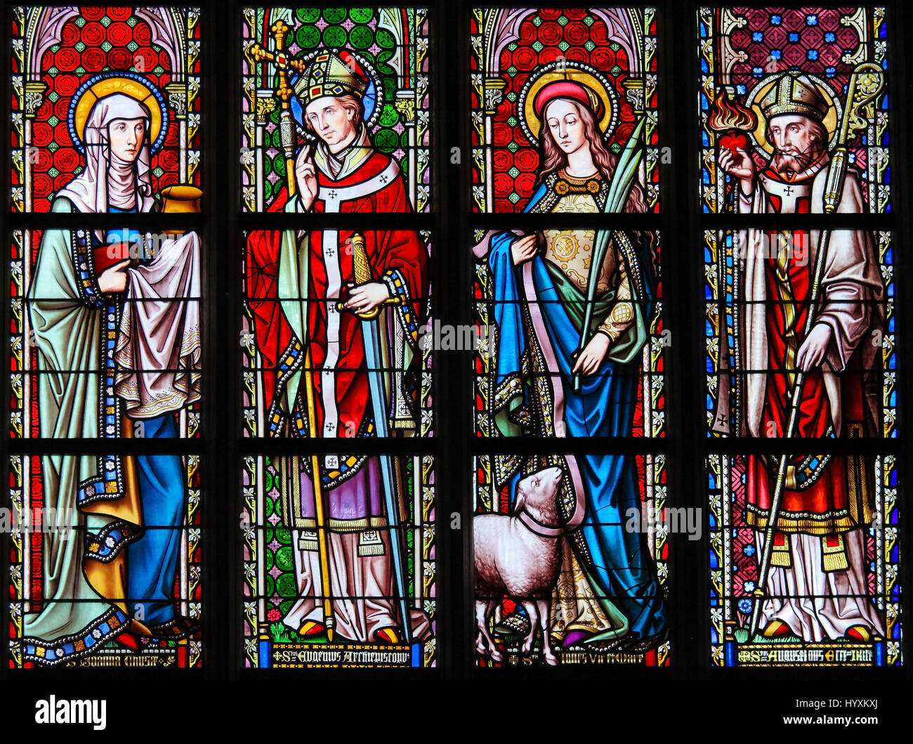 Vitraux dans l'église de Notre-Dame du Sablon à Bruxelles, Belgique, représentant Saint Joanna, Saint Eugène, Sainte Agnès et Saint Août Banque D'Images