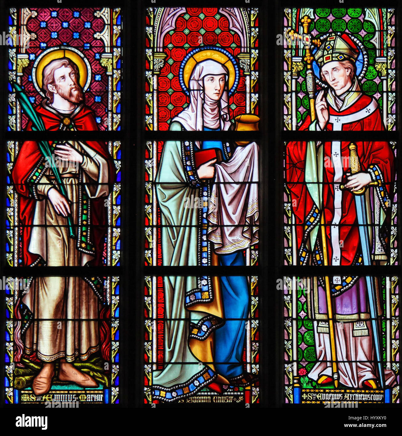 Vitraux dans l'église de Notre-Dame du Sablon à Bruxelles, Belgique, représentant des Saints Catholiques Emilius, Joanna et Eugenius Banque D'Images
