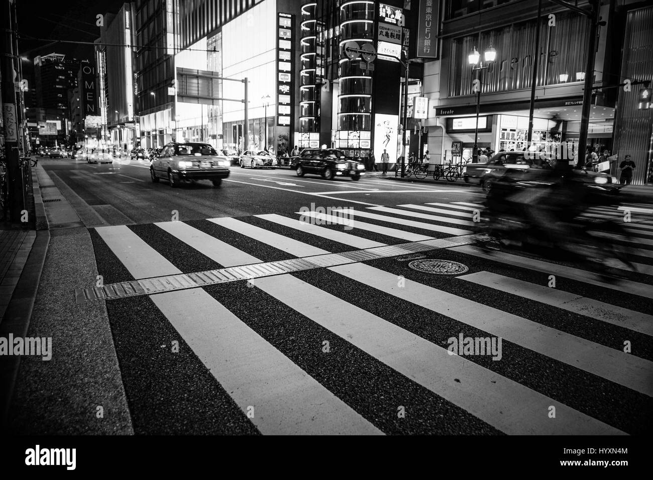 Les rues de Tokyo de nuit noir et blanc Banque D'Images