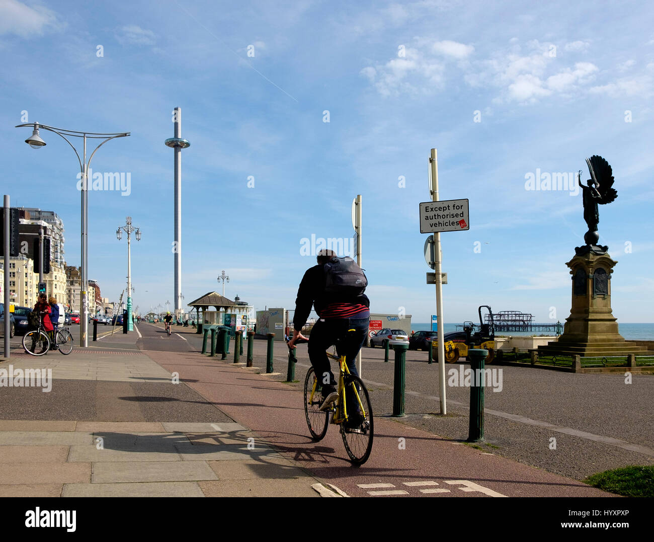 30 mars 2017 : la gousse de la British Airways j360 tour d'observation du niveau de la promenade monte à 450 pieds au-dessus de cyclistes sur la promenade à Brig Banque D'Images