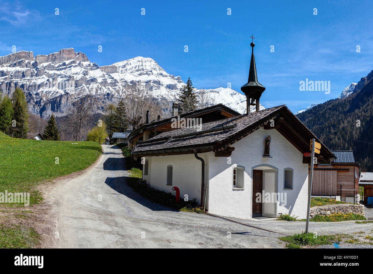 Église de paysages alpins (près de Loèche-les-Bains), canton du Valais, Suisse Banque D'Images