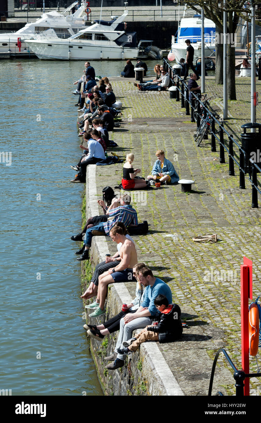 Les gens assis devant le port flottant sur une journée ensoleillée au printemps, Bristol, Royaume-Uni Banque D'Images