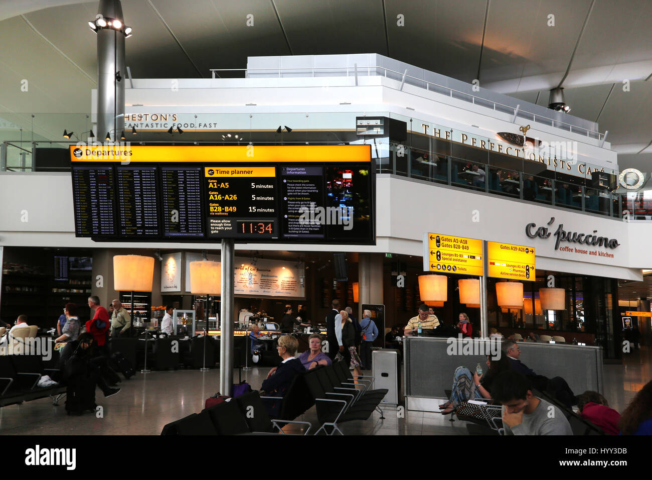 Angleterre Heathrow Airport Terminal 2 passagers en attente dans la salle d'embarquement et de restaurants Banque D'Images