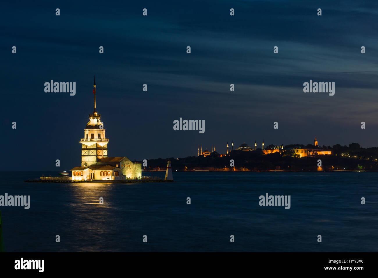 Maidens Tower (Kiz Kulesi) et la corne d'allume à la lumière du soir, Istanbul Banque D'Images