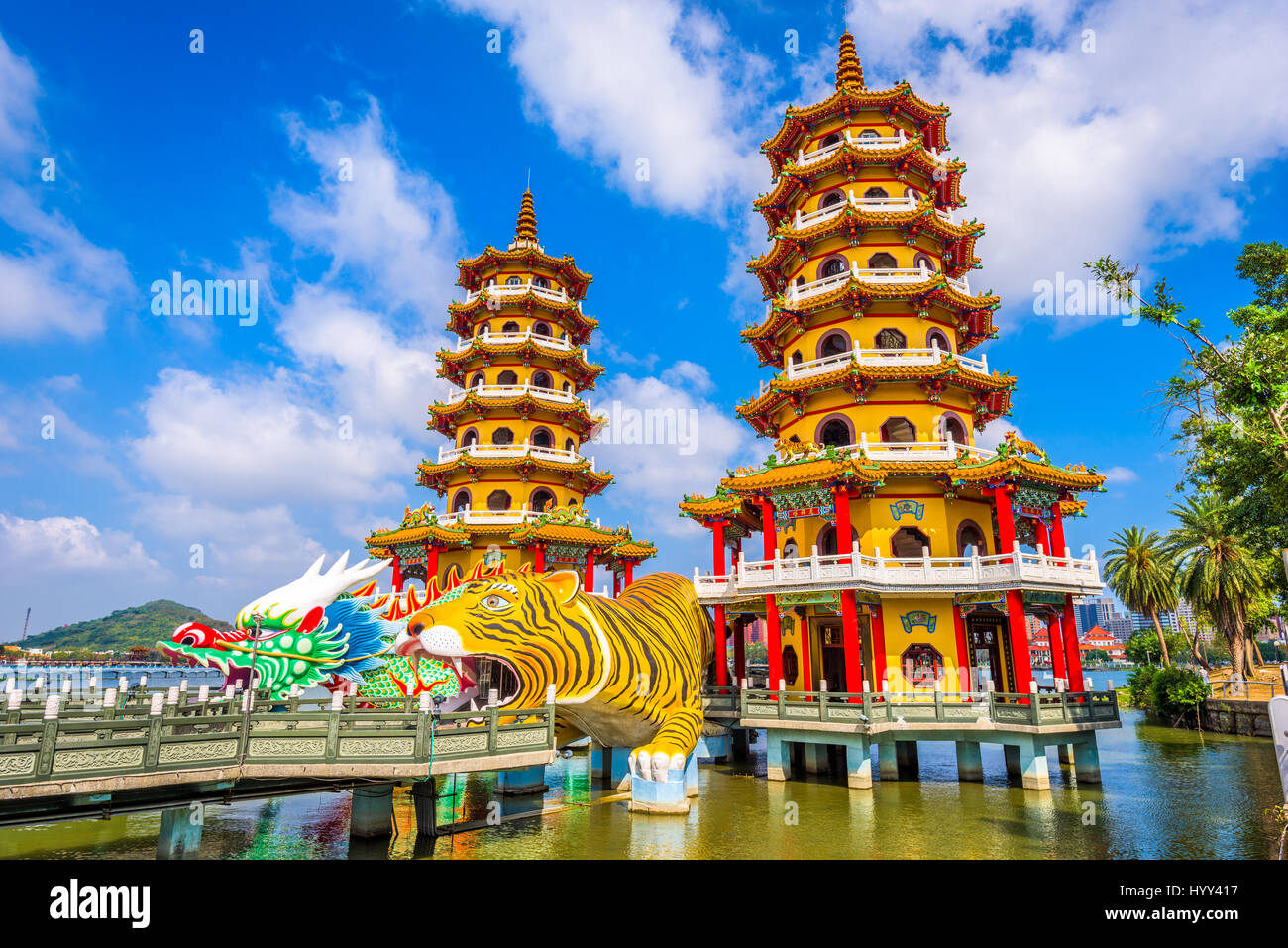 Kaohsiung, Taiwan Lotus Pond's Dragon et Tigre de pagodes dans la nuit. Banque D'Images