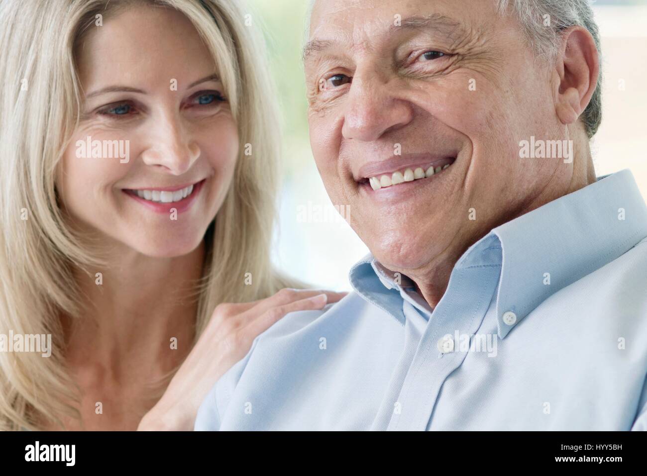 Man woman smiling mature vers la caméra. Banque D'Images