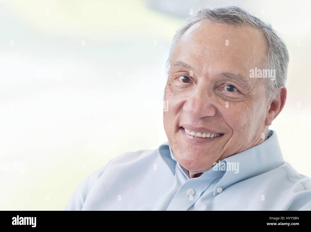 Senior man smiling vers la caméra. Banque D'Images