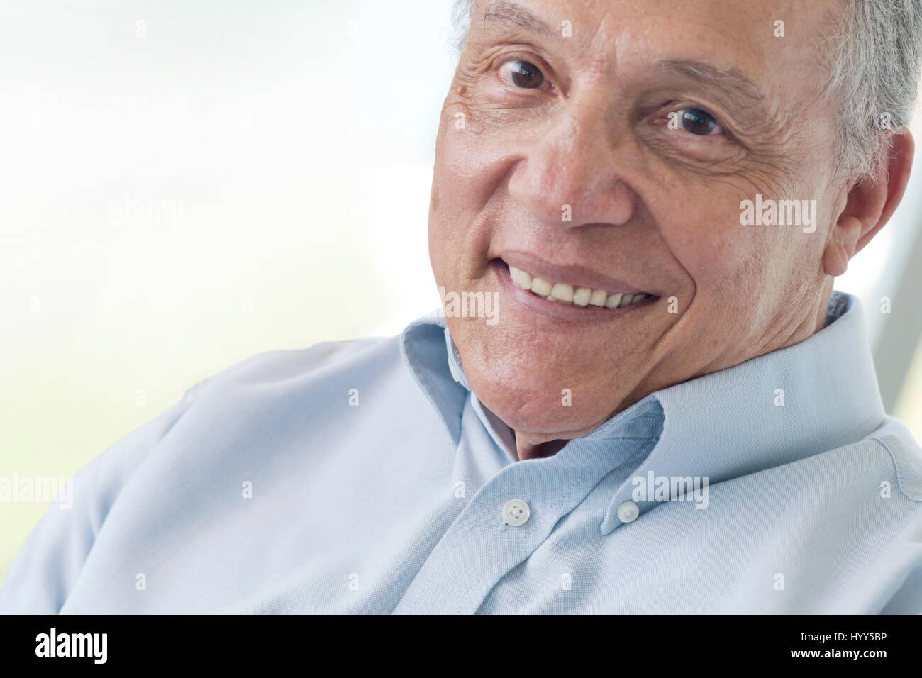 Senior man smiling vers la caméra. Banque D'Images