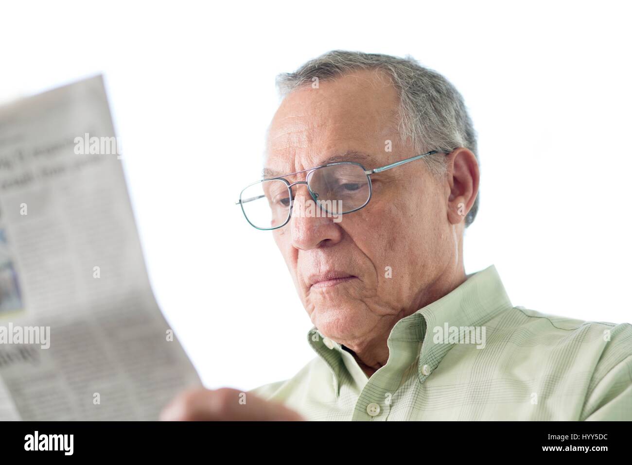 Senior man reading newspaper. Banque D'Images