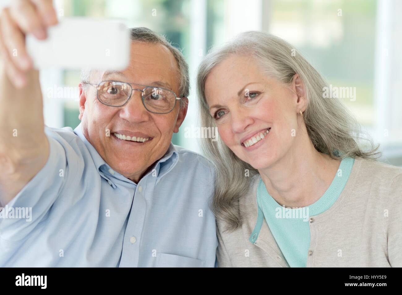 Portrait of young couple sur selfies téléphone. Banque D'Images