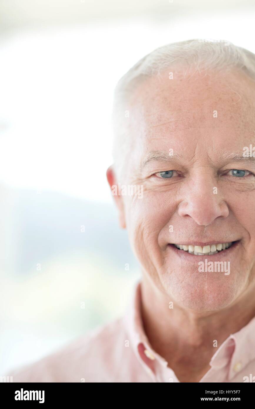 Senior man smiling vers la caméra. Banque D'Images