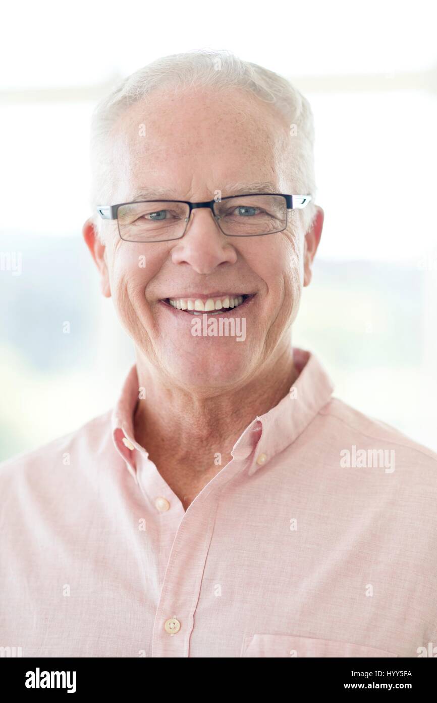 Senior man wearing glasses smiling vers la caméra. Banque D'Images