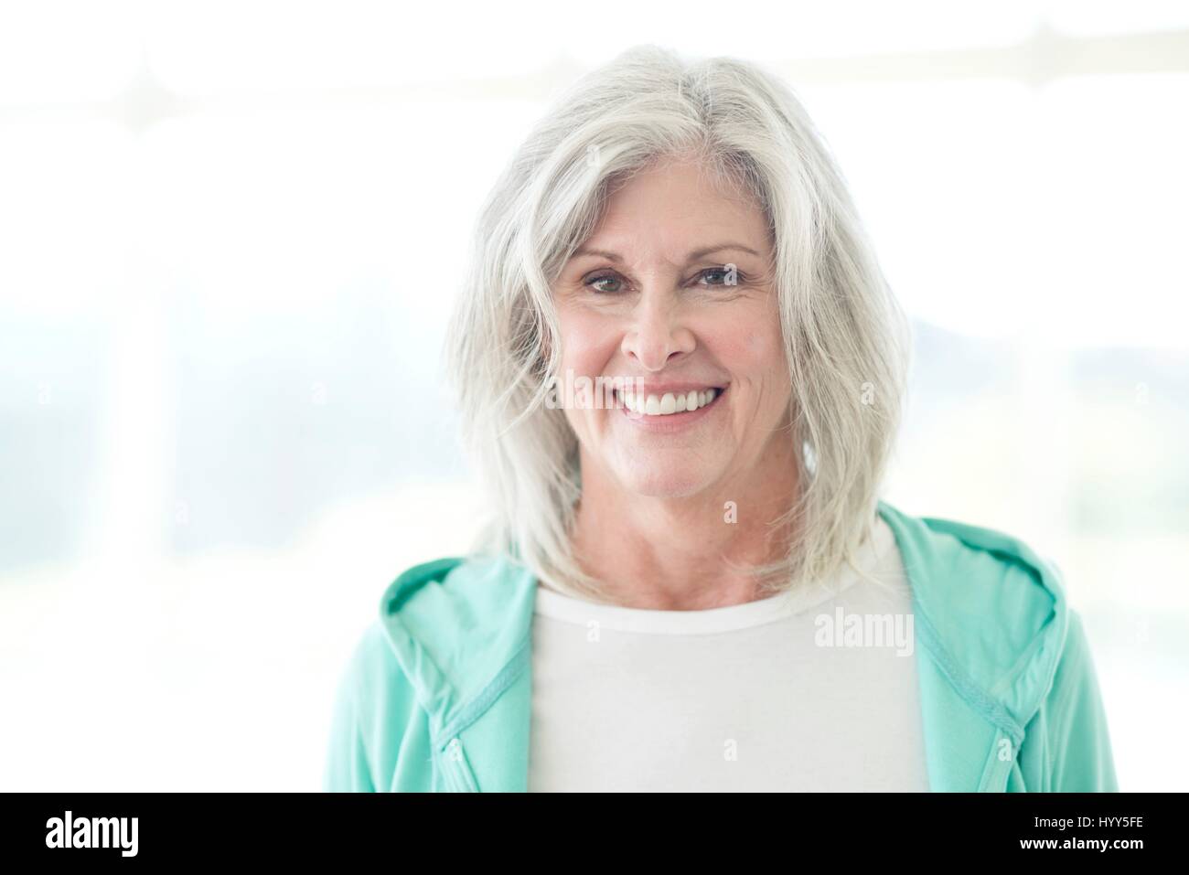 Senior woman smiling and looking at camera. Banque D'Images Senior woman smiling and looking at camera. Banque D'Images