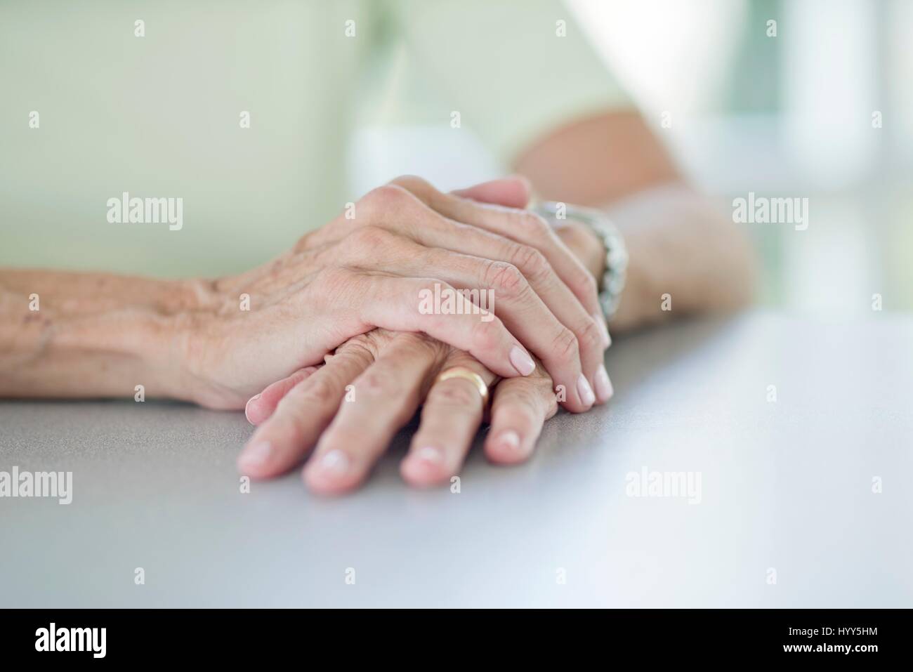 Senior woman avec une part de l'autre, Close up. Banque D'Images