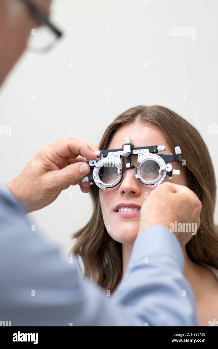 Femme portant des lunettes d'essai de la vue. Banque D'Images