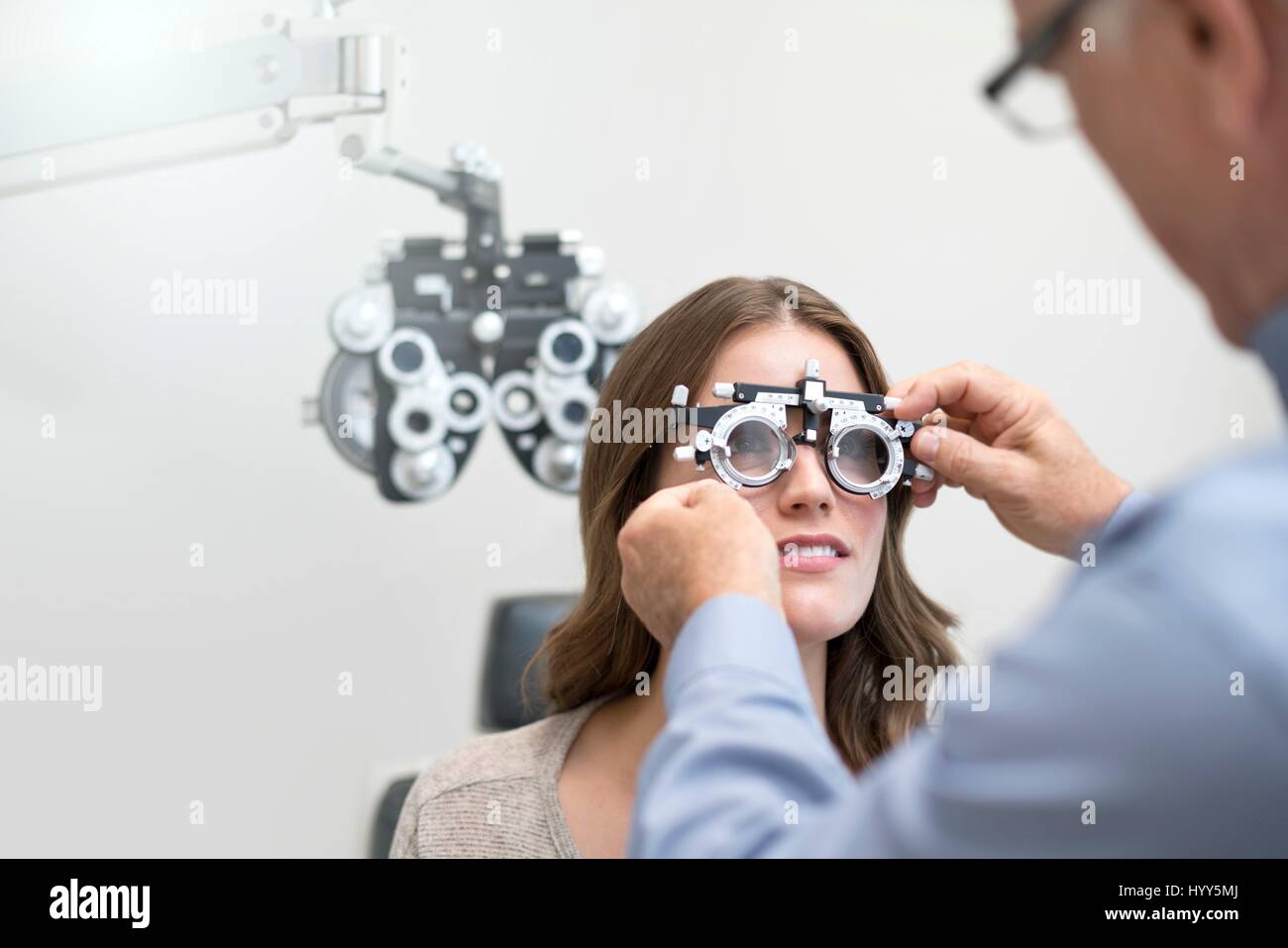 Femme portant des lunettes d'essai de la vue. Banque D'Images