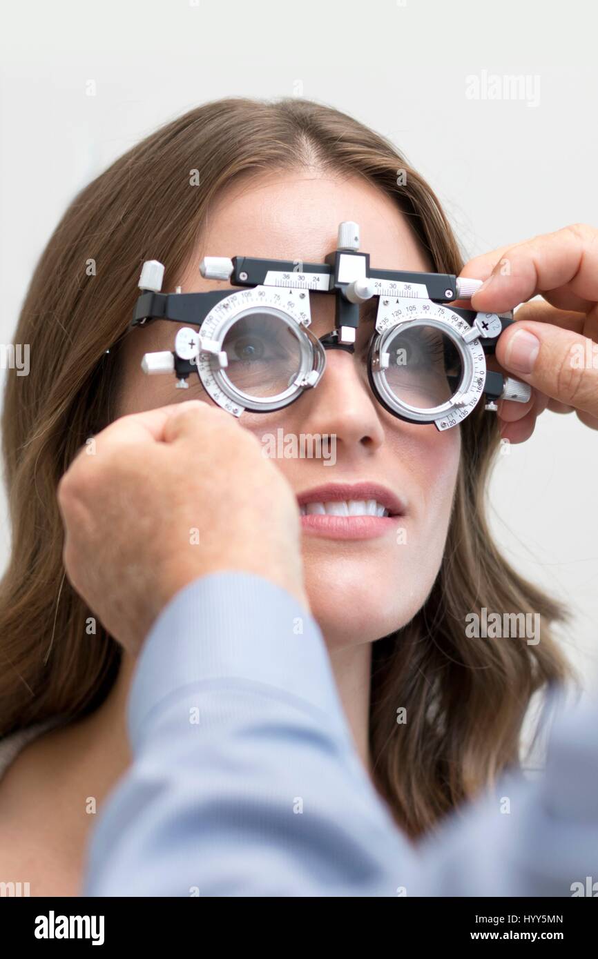 Femme portant des lunettes d'essai de la vue Photo Stock - Alamy