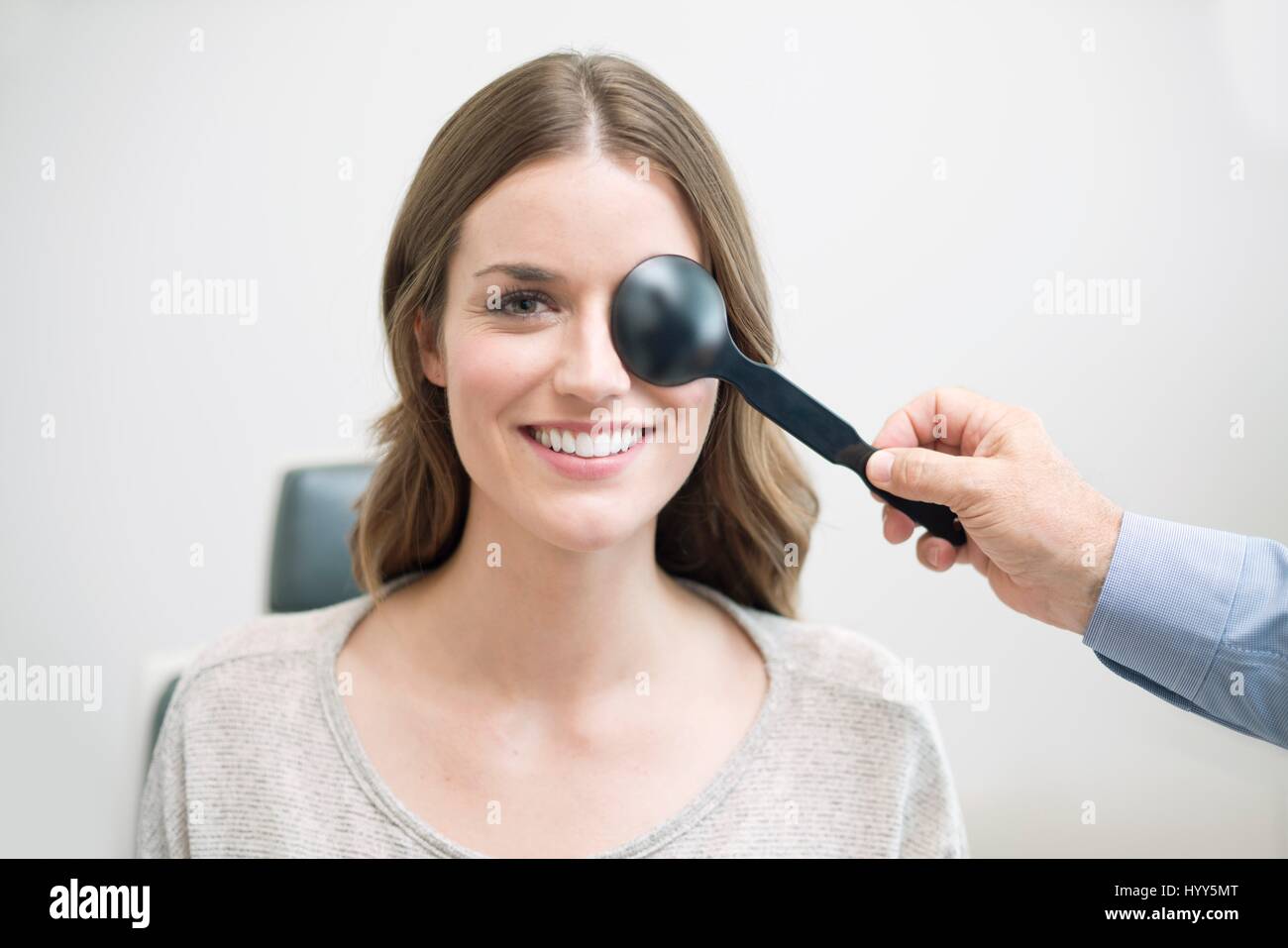 Femme ayant ses yeux testés. Banque D'Images