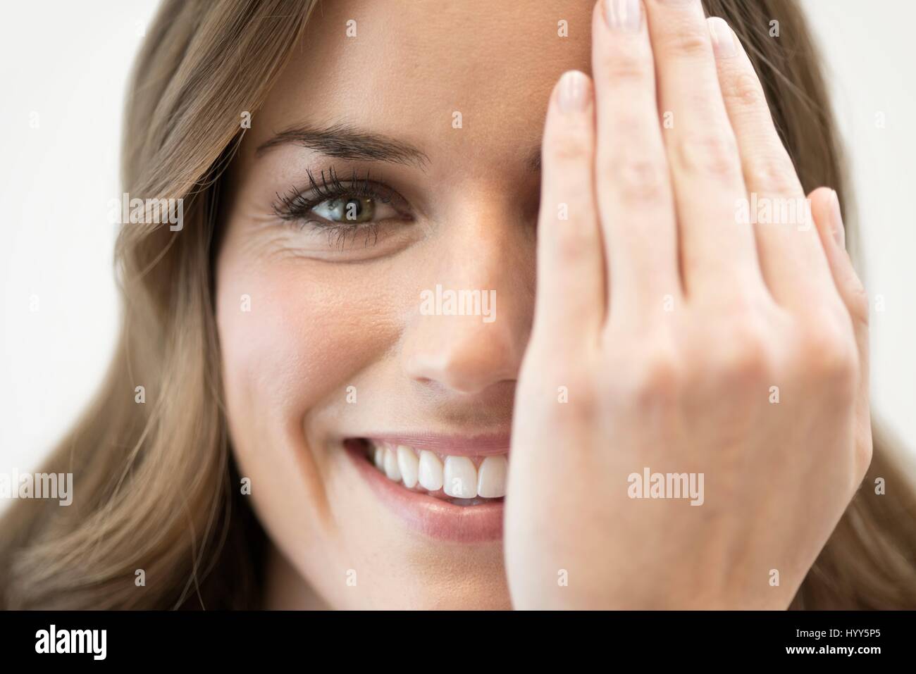Mid adult woman couvrant les yeux avec la main. Banque D'Images