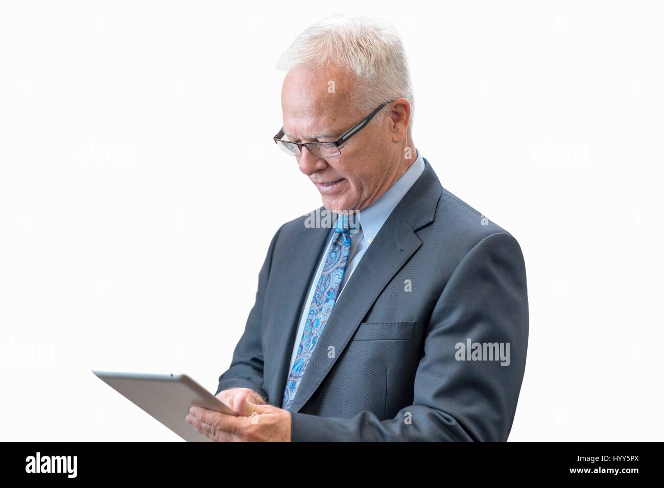 Senior man using digital tablet. Banque D'Images