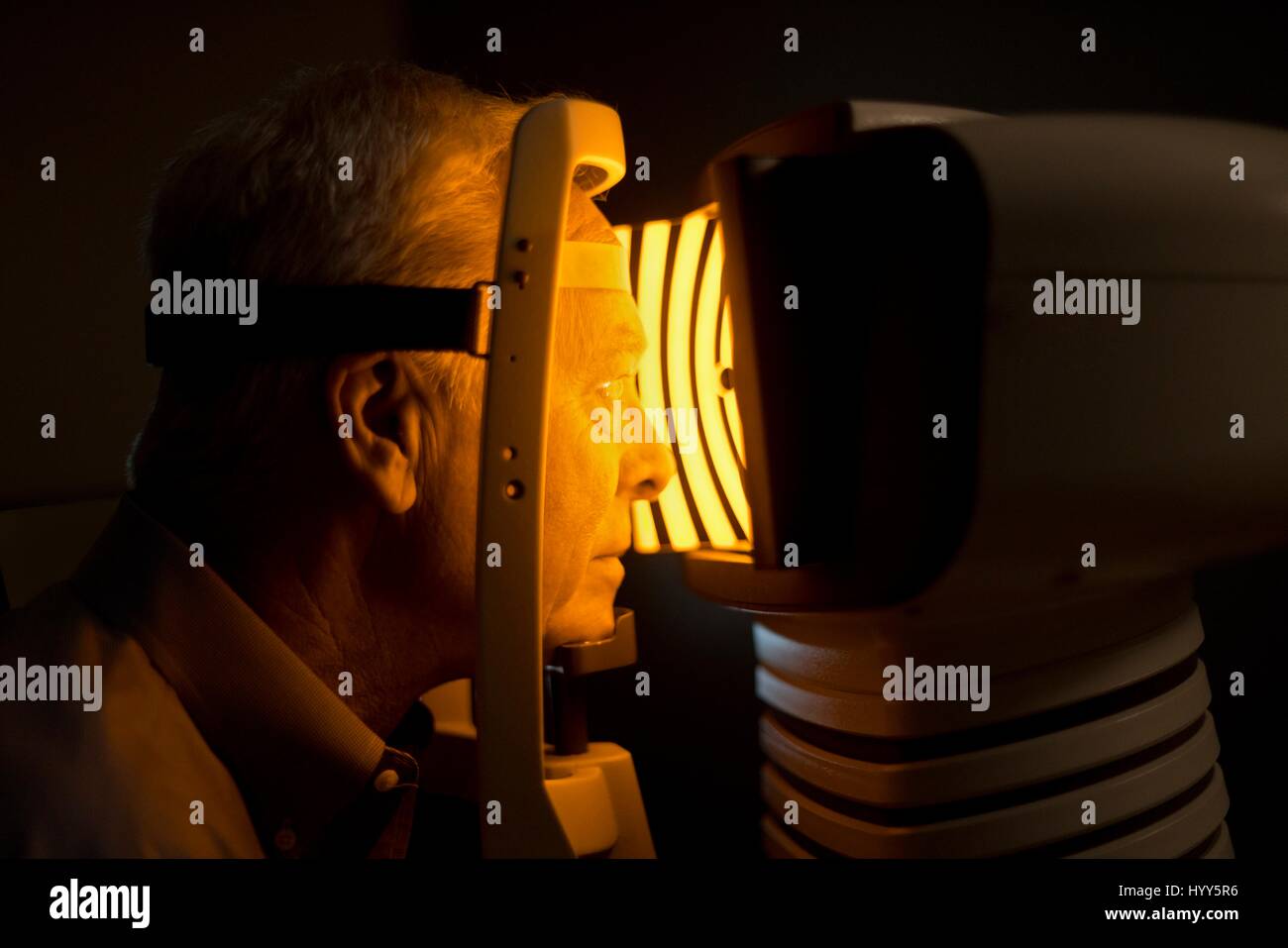 Man avoir test oculaire. Banque D'Images