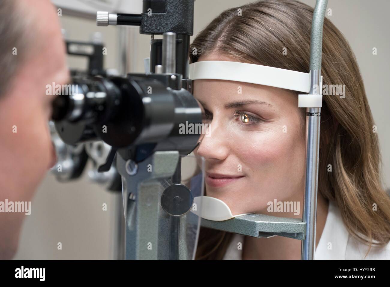 Mid adult woman having eye test. Banque D'Images