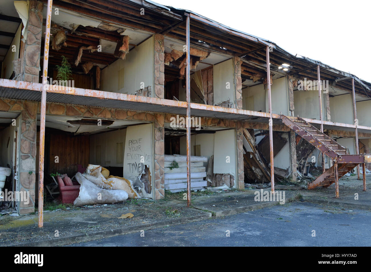 NORTH CAROLINA, USA : des images étranges et des séquences vidéo ont révélé les vestiges d'une abandonné Tarantino Motel de style qu'une fois refusé un remboursement d'une chambre en dépit des pensionnaires d'être volés sous la menace. Dans des scènes qui ne serait pas hors de propos dans la Fiction de Pulpe, coups miteux, spectacle à l'intérieur édifices en ruine où les vieux lits, chaises et autres meubles sont rejoints par d'énormes tas de gravats. D'autres photos et d'images montrent le marais-comme extérieure et un signe à peine lisible pour le règlement de la piscine. Les mousquetons et une vidéo ont été prises par l'Explorateur urbain américain inconnu Le caméraman à la famille Inn Motel en Caroline du Nord. Banque D'Images