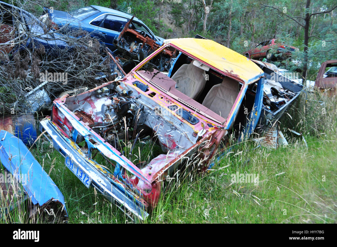 DERWENT VALLEY, AUSTRALIE : comme une scène du monde post-apocalyptique dans Mad Max de ces véhicules de rouille ont été laissés à pourrir dans le bush australien. La vidéo surréaliste et les images montrent des centaines de vieilles voitures, camionnettes et camions empilées les unes sur les autres au milieu de nulle part comme une scène d'un film post-apocalyptique. D'autres plans montrent comment les véhicules ont été laissés éparpillés à travers ce qui était autrefois une ancienne route, bloquant totalement hors tension. Les images incroyables, et des images ont été prises à la vallée de la Derwent, en Tasmanie par écrivain Angus Thornett (35) à partir de Hobart. Banque D'Images