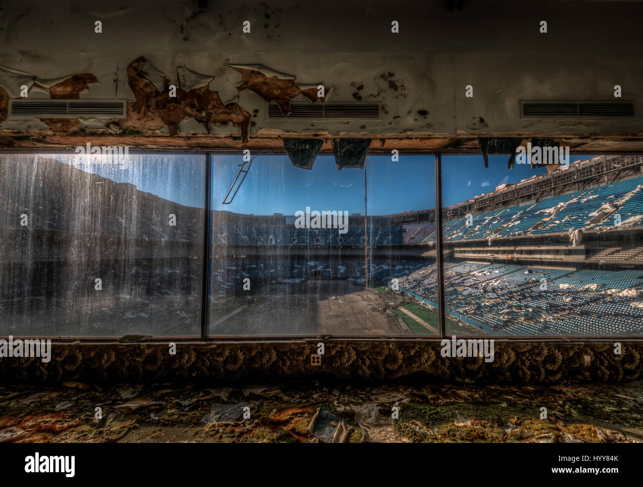 PONTIAC, USA : hantise images ont révélé la ruines d'un stade de football américain de 82 000 places qui a vu son dernier atterrissage il y a longtemps. Les images montrent les lignes de milliers de sièges en plastique bleu qui se trouvent maintenant vide compte tenu de la place de la terre brûlée où le vert était une fois de pas. D'autres plans de l'ancien stade de Detroit Lions jonché de décombres montrent les restes de l'accueil VIP des boîtes et des bouteilles de bière et des condiments oublié laissé assis sur une table. Les pressions ont été prises sur le Pontiac Silverdome de Pontiac, Michigan par photographe américain Jeff Hagerman (36) de Atl Banque D'Images PONTIAC, USA : hantise images ont révélé la ruines d'un stade de football américain de 82 000 places qui a vu son dernier atterrissage il y a longtemps. Les images montrent les lignes de milliers de sièges en plastique bleu qui se trouvent maintenant vide compte tenu de la place de la terre brûlée où le vert était une fois de pas. D'autres plans de l'ancien stade de Detroit Lions jonché de décombres montrent les restes de l'accueil VIP des boîtes et des bouteilles de bière et des condiments oublié laissé assis sur une table. Les pressions ont été prises sur le Pontiac Silverdome de Pontiac, Michigan par photographe américain Jeff Hagerman (36) de Atl Banque D'Images