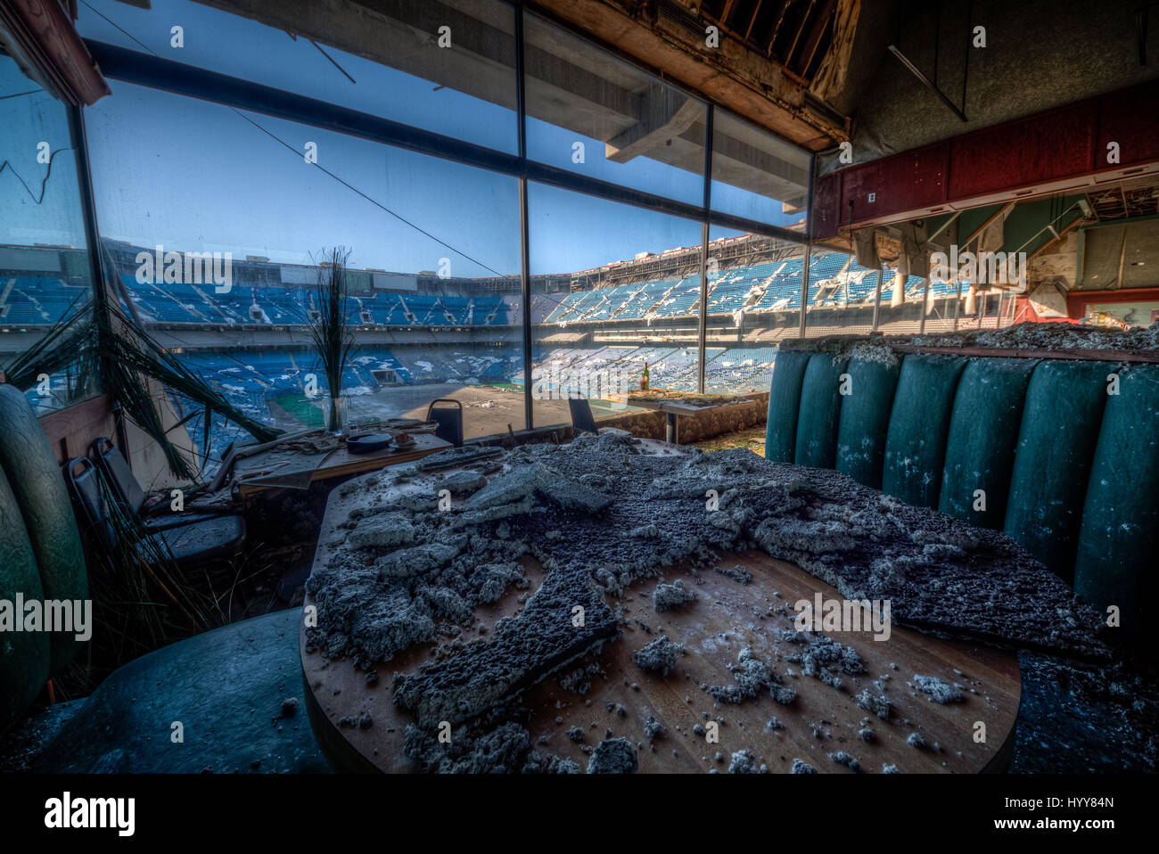 PONTIAC, USA : hantise images ont révélé la ruines d'un stade de football américain de 82 000 places qui a vu son dernier atterrissage il y a longtemps. Les images montrent les lignes de milliers de sièges en plastique bleu qui se trouvent maintenant vide compte tenu de la place de la terre brûlée où le vert était une fois de pas. D'autres plans de l'ancien stade de Detroit Lions jonché de décombres montrent les restes de l'accueil VIP des boîtes et des bouteilles de bière et des condiments oublié laissé assis sur une table. Les pressions ont été prises sur le Pontiac Silverdome de Pontiac, Michigan par photographe américain Jeff Hagerman (36) de Atl Banque D'Images PONTIAC, USA : hantise images ont révélé la ruines d'un stade de football américain de 82 000 places qui a vu son dernier atterrissage il y a longtemps. Les images montrent les lignes de milliers de sièges en plastique bleu qui se trouvent maintenant vide compte tenu de la place de la terre brûlée où le vert était une fois de pas. D'autres plans de l'ancien stade de Detroit Lions jonché de décombres montrent les restes de l'accueil VIP des boîtes et des bouteilles de bière et des condiments oublié laissé assis sur une table. Les pressions ont été prises sur le Pontiac Silverdome de Pontiac, Michigan par photographe américain Jeff Hagerman (36) de Atl Banque D'Images