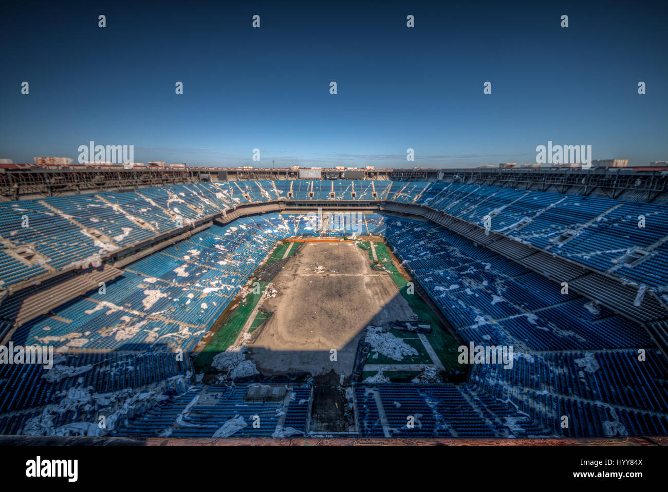 PONTIAC, USA : hantise images ont révélé la ruines d'un stade de football américain de 82 000 places qui a vu son dernier atterrissage il y a longtemps. Les images montrent les lignes de milliers de sièges en plastique bleu qui se trouvent maintenant vide compte tenu de la place de la terre brûlée où le vert était une fois de pas. D'autres plans de l'ancien stade de Detroit Lions jonché de décombres montrent les restes de l'accueil VIP des boîtes et des bouteilles de bière et des condiments oublié laissé assis sur une table. Les pressions ont été prises sur le Pontiac Silverdome de Pontiac, Michigan par photographe américain Jeff Hagerman (36) de Atl Banque D'Images PONTIAC, USA : hantise images ont révélé la ruines d'un stade de football américain de 82 000 places qui a vu son dernier atterrissage il y a longtemps. Les images montrent les lignes de milliers de sièges en plastique bleu qui se trouvent maintenant vide compte tenu de la place de la terre brûlée où le vert était une fois de pas. D'autres plans de l'ancien stade de Detroit Lions jonché de décombres montrent les restes de l'accueil VIP des boîtes et des bouteilles de bière et des condiments oublié laissé assis sur une table. Les pressions ont été prises sur le Pontiac Silverdome de Pontiac, Michigan par photographe américain Jeff Hagerman (36) de Atl Banque D'Images