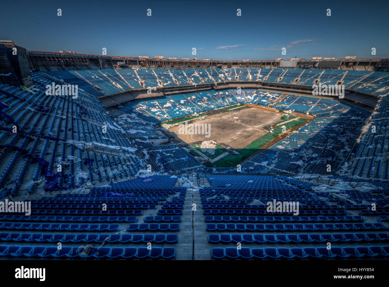 PONTIAC, USA : hantise images ont révélé la ruines d'un stade de football américain de 82 000 places qui a vu son dernier atterrissage il y a longtemps. Les images montrent les lignes de milliers de sièges en plastique bleu qui se trouvent maintenant vide compte tenu de la place de la terre brûlée où le vert était une fois de pas. D'autres plans de l'ancien stade de Detroit Lions jonché de décombres montrent les restes de l'accueil VIP des boîtes et des bouteilles de bière et des condiments oublié laissé assis sur une table. Les pressions ont été prises sur le Pontiac Silverdome de Pontiac, Michigan par photographe américain Jeff Hagerman (36) de Atl Banque D'Images PONTIAC, USA : hantise images ont révélé la ruines d'un stade de football américain de 82 000 places qui a vu son dernier atterrissage il y a longtemps. Les images montrent les lignes de milliers de sièges en plastique bleu qui se trouvent maintenant vide compte tenu de la place de la terre brûlée où le vert était une fois de pas. D'autres plans de l'ancien stade de Detroit Lions jonché de décombres montrent les restes de l'accueil VIP des boîtes et des bouteilles de bière et des condiments oublié laissé assis sur une table. Les pressions ont été prises sur le Pontiac Silverdome de Pontiac, Michigan par photographe américain Jeff Hagerman (36) de Atl Banque D'Images